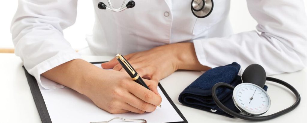 Lekarz opisujący dokumentację medyczną.