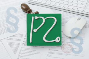 W zielonym kwadracie litery P oraz Z. Z tyłu biurko a nim położone są papiery , pieczątka, myszka komputerowa oraz klawiatura. Znak wodny "paragrafu".