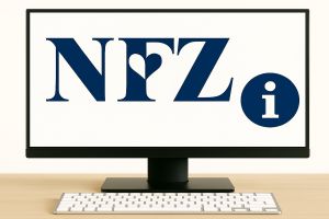 Na monitorze logo Narodowego Funduszu Zdrowia oraz znaczek informacji.